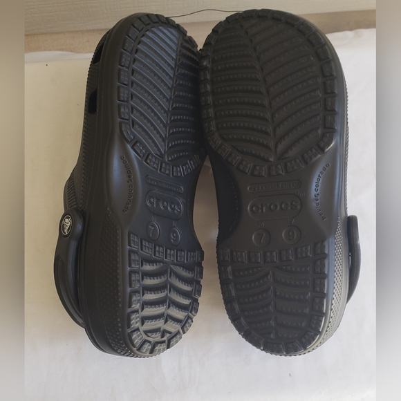 Crocs Classic Clog Unisex Slip On Shoe Ultra Light Water-Friendly Sandals - Picture 5 of 5